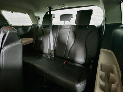 Used 2024 Kia Carnival EX FWD image 29
