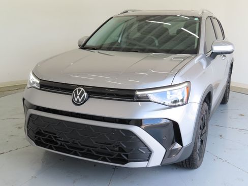 New 2026 Volkswagen Taos SE FWD image 8