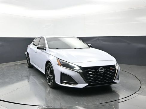 Used 2023 Nissan Altima 2.5 SR FWD image 5