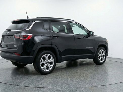 Used 2025 Jeep Compass Latitude AWD/4WD image 9