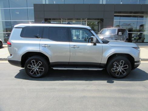 Used 2026 Lexus GX 550 w/ Cold Area Package AWD/4WD image 11