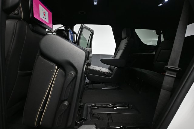 Used 2023 Chevrolet Tahoe Premier w/ Advanced Technology Package AWD/4WD image 32