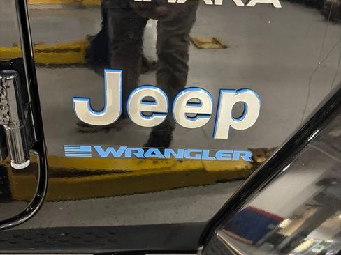 Used 2023 Jeep Wrangler Unlimited Sahara w/ Cold Weather Group AWD/4WD image 9