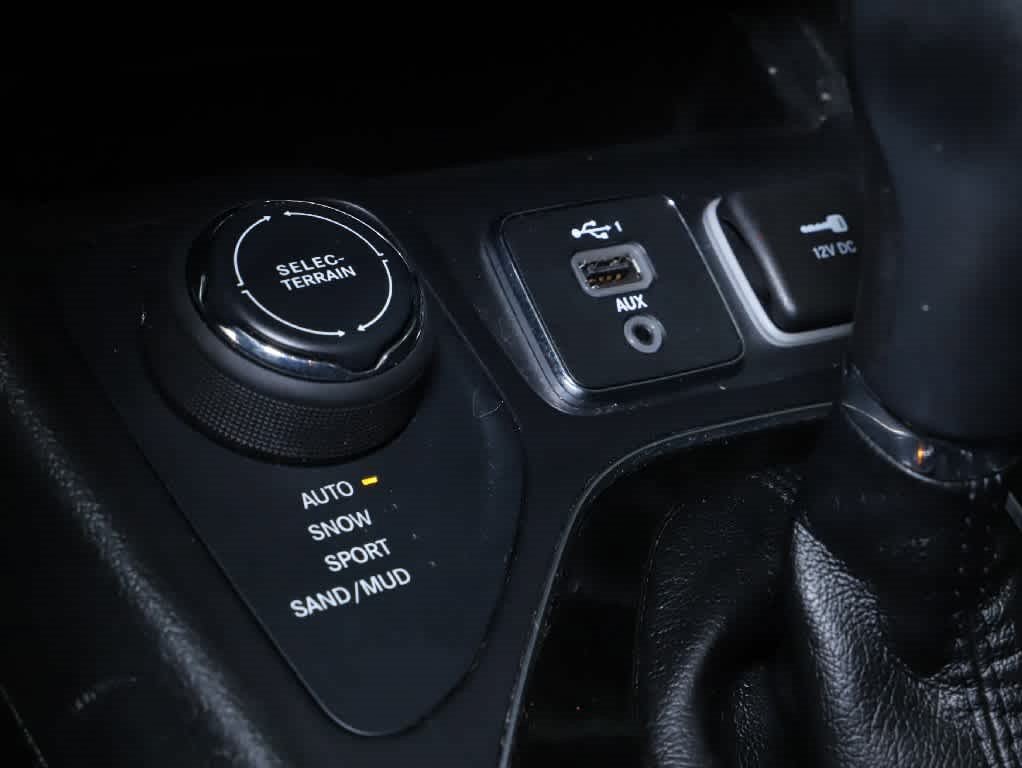 Used 2019 Jeep Cherokee Limited w/ Technology Group AWD/4WD image 27