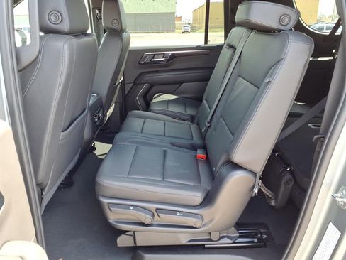 Used 2025 Chevrolet Suburban Z71 image 23