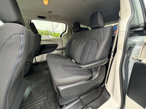Used 2020 Chrysler Voyager L FWD image 16