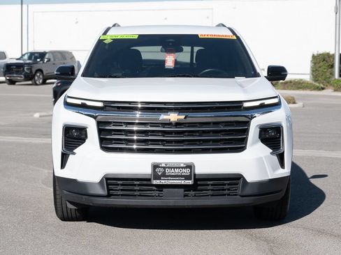 Used 2024 Chevrolet Traverse LT AWD/4WD image 2