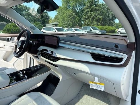 Certified 2025 Buick Enclave Avenir w/ Super Cruise Package FWD image 30