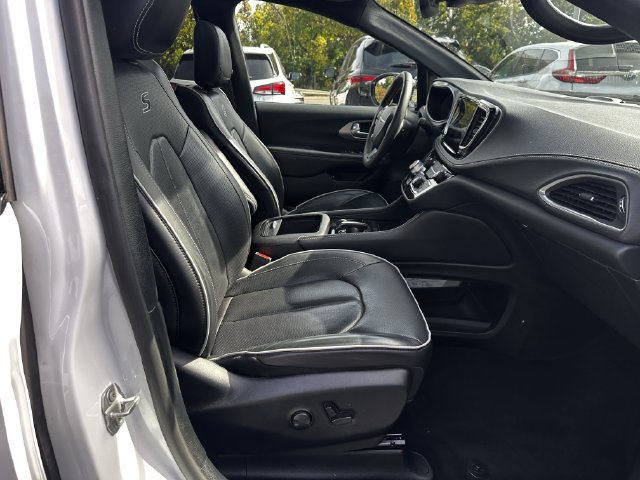 Used 2024 Chrysler Pacifica Premium FWD image 33