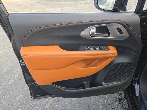 New 2026 Chrysler Pacifica Pinnacle image 19