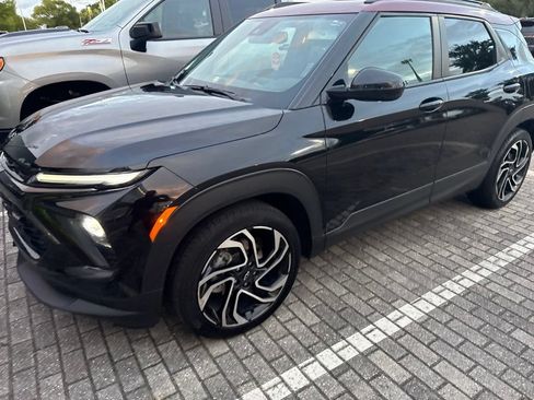 Used 2025 Chevrolet TrailBlazer RS w/ Convenience Package FWD image 2