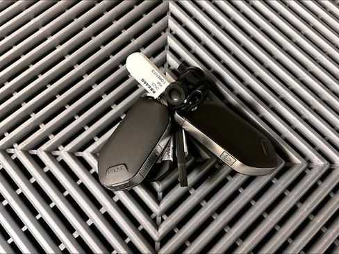 Used 2025 Kia Sorento S image 10