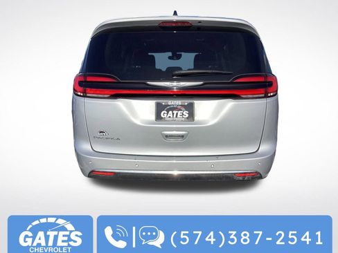 Used 2024 Chrysler Pacifica Touring-L image 9