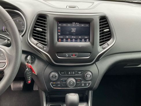 Used 2019 Jeep Cherokee Latitude w/ Popular Appearance Group FWD image 17