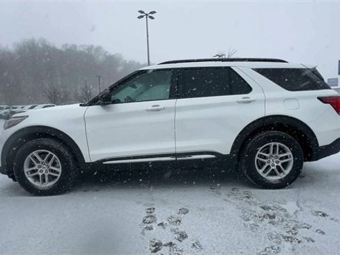 Used 2025 Ford Explorer Active image 5