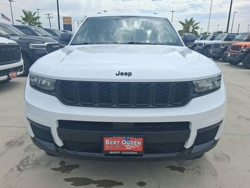 Used 2023 Jeep Grand Cherokee L Laredo RWD image 2