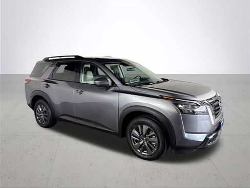 Used 2022 Nissan Pathfinder SV w/ SV Premium Package image 4