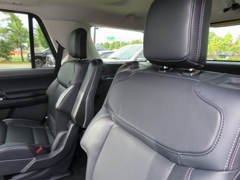 New 2025 Ford Expedition Platinum w/ Driver's Package image 19