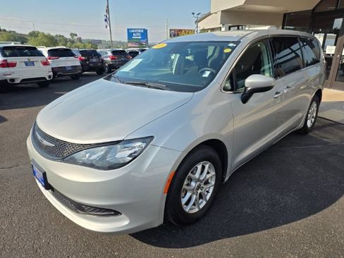 Used 2023 Chrysler Voyager LX FWD image 2