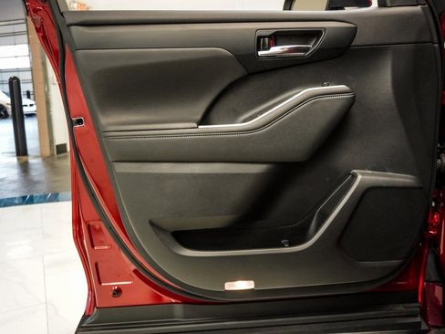 Used 2023 Toyota Highlander XLE image 21