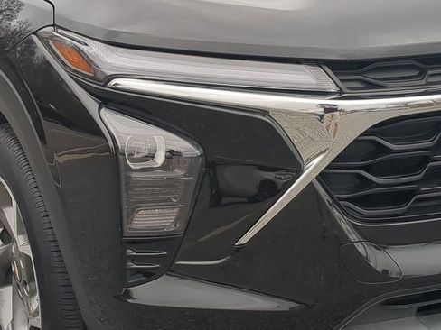 Used 2025 Chevrolet Trax LT w/ LT Convenience Package image 10