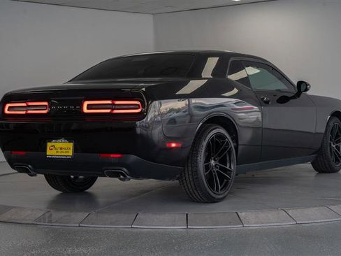 Used 2017 Dodge Challenger SXT image 7