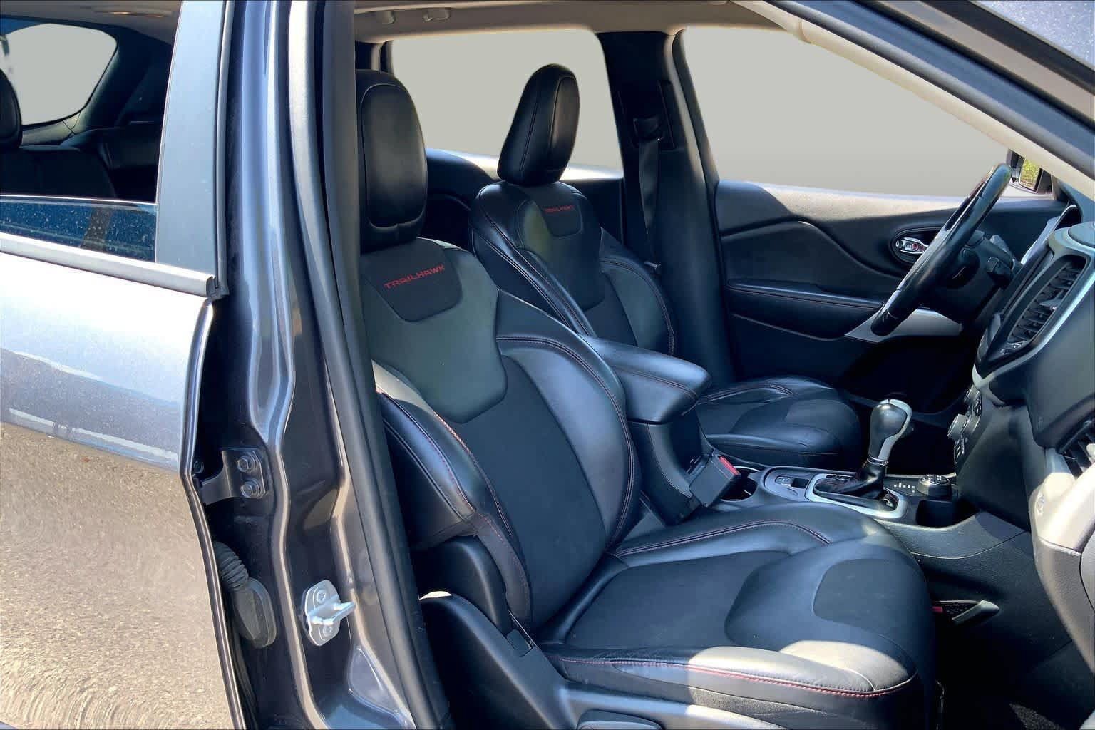 Used 2018 Jeep Cherokee Trailhawk w/ Comfort/Convenience Group AWD/4WD image 9