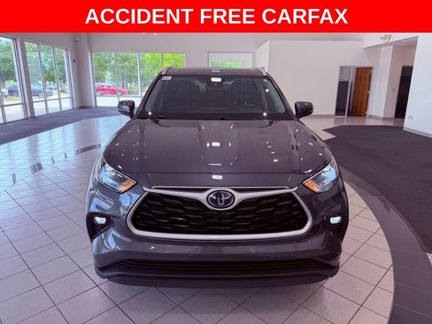 Used 2022 Toyota Highlander XLE AWD/4WD image 2
