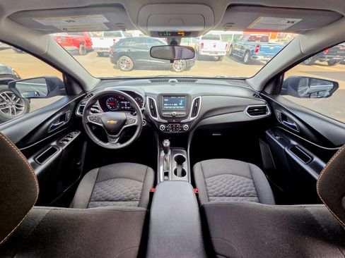 Used 2018 Chevrolet Equinox LT image 2