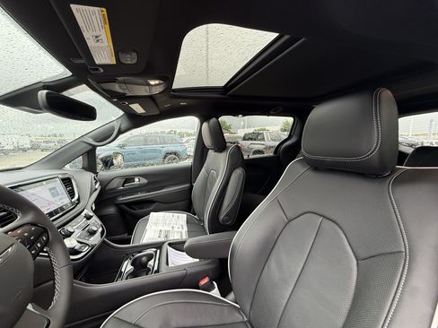 New 2027 Chrysler Pacifica Limited FWD image 18