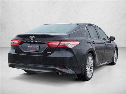 Used 2018 Toyota Camry XLE image 5