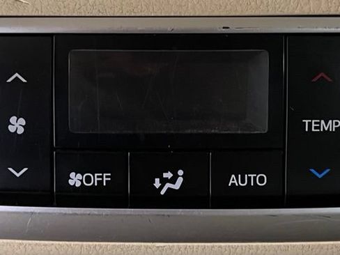 Used 2018 Toyota Highlander Plus w/ Carpet Mat Package (TMS) AWD/4WD image 48