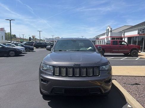 Used 2020 Jeep Grand Cherokee Altitude AWD/4WD image 9