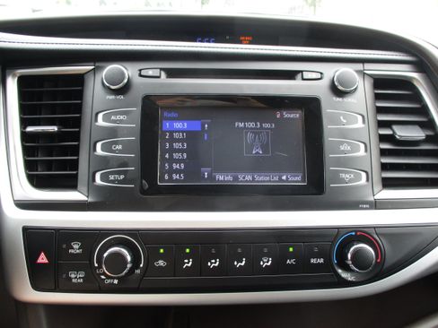 Used 2019 Toyota Highlander LE AWD/4WD image 19