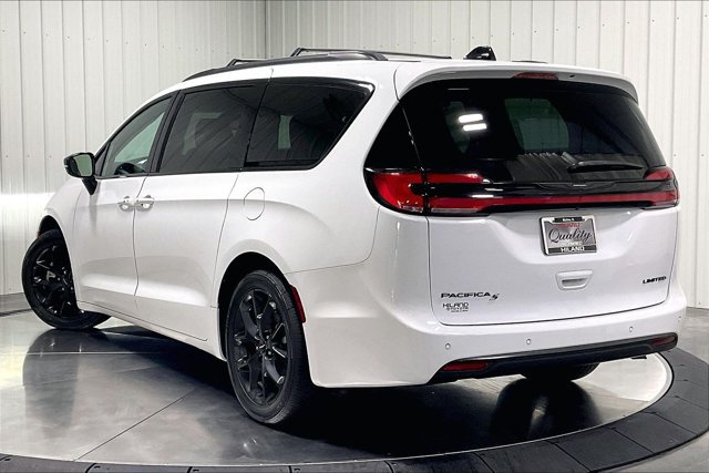 Used 2025 Chrysler Pacifica Limited FWD image 12