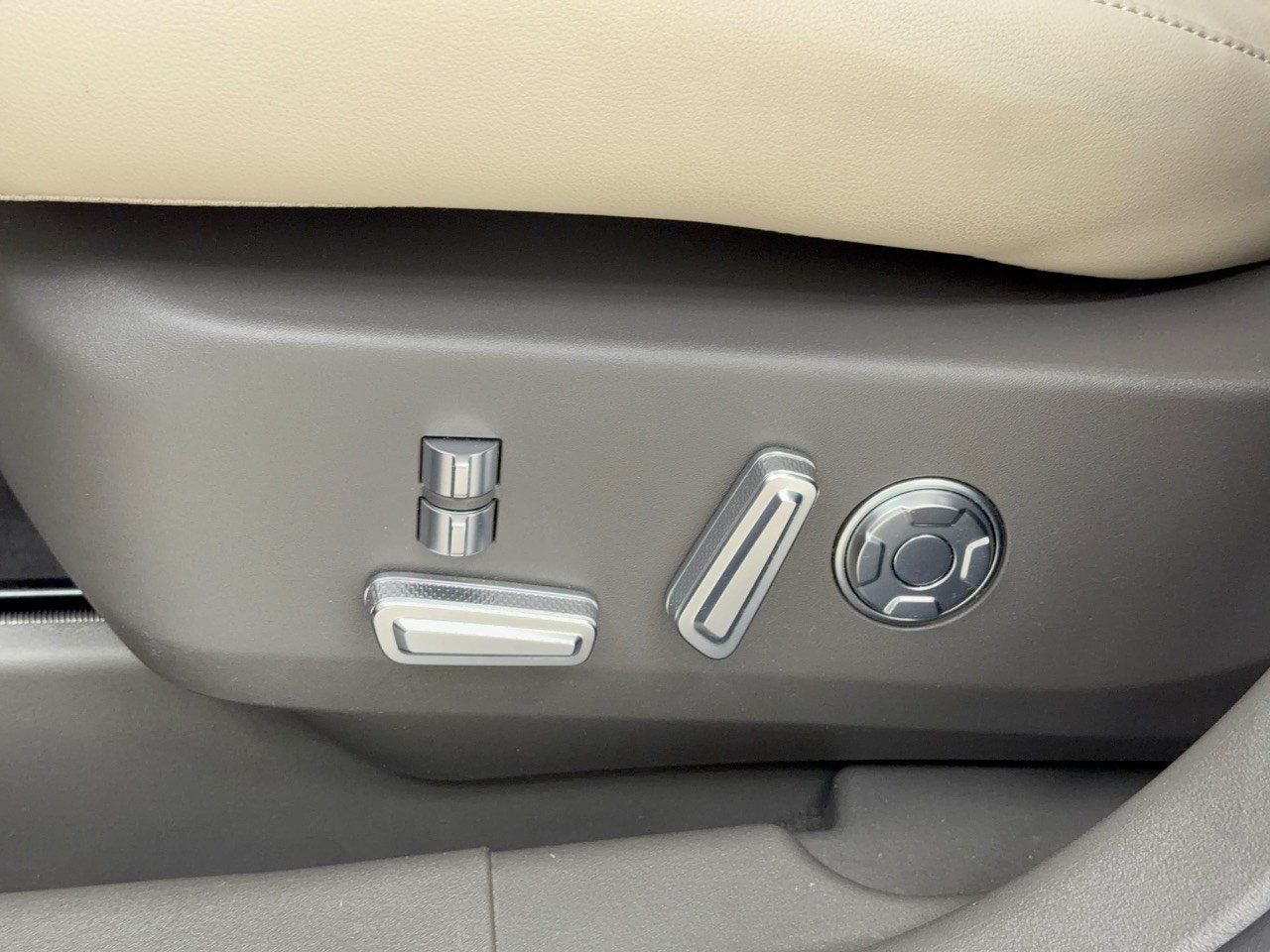Used 2024 Lincoln Nautilus Reserve w/ Equipment Group 203A AWD/4WD image 16