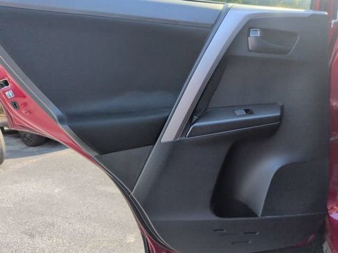 Used 2018 Toyota RAV4 LE FWD image 29