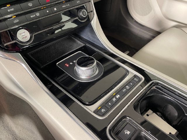 Used 2016 Jaguar XF Premium RWD image 11