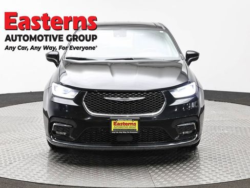 Used 2023 Chrysler Pacifica Touring-L image 2