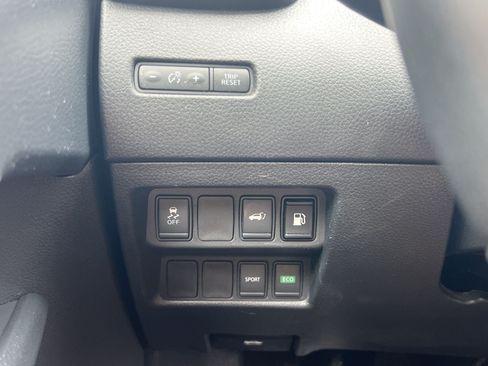Used 2018 Nissan Rogue SV FWD image 13