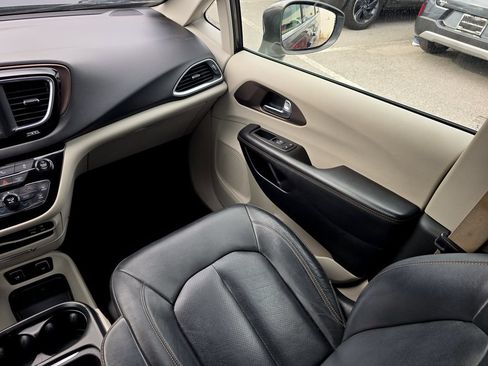 Used 2019 Chrysler Pacifica Touring-L FWD image 22