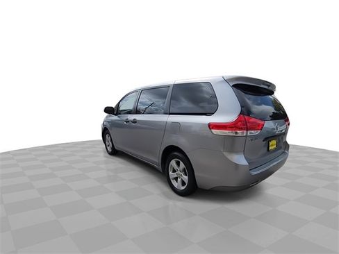 Used 2012 Toyota Sienna LE image 7