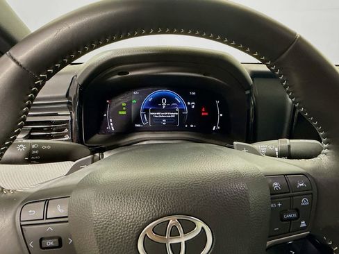 Used 2025 Toyota Camry SE image 12