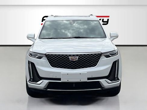 Used 2025 Cadillac XT6 Luxury FWD image 2