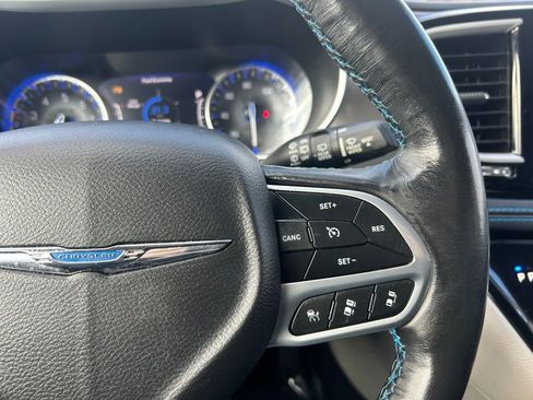 Used 2021 Chrysler Pacifica Touring-L image 16