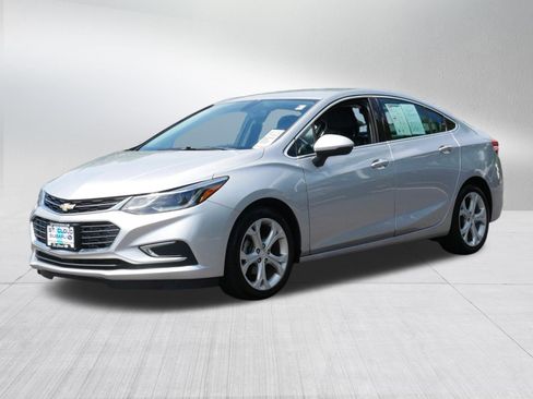 Used 2017 Chevrolet Cruze Premier FWD image 3