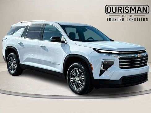 Used 2025 Chevrolet Traverse LT image 1