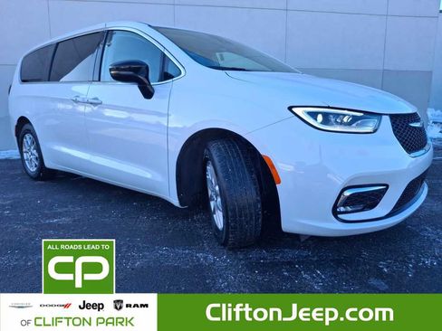 Used 2024 Chrysler Pacifica Touring-L image 1