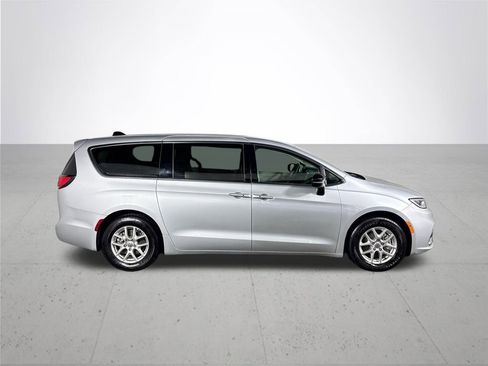 Used 2024 Chrysler Pacifica Touring-L image 5