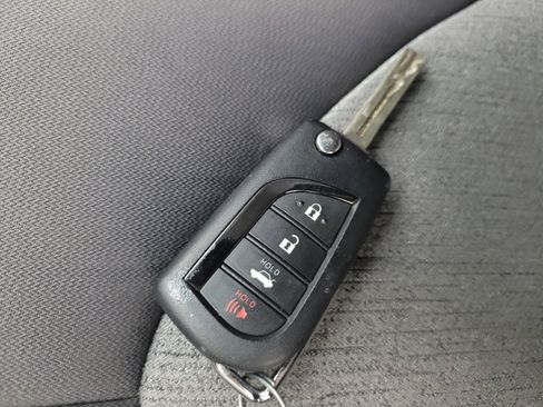 Used 2020 Toyota Camry LE AWD/4WD image 32